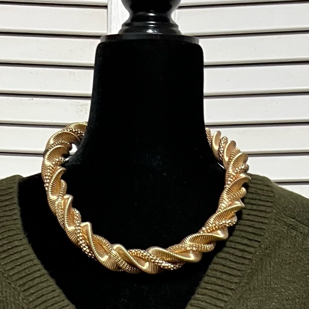 Elegant Gold Twisted Necklace